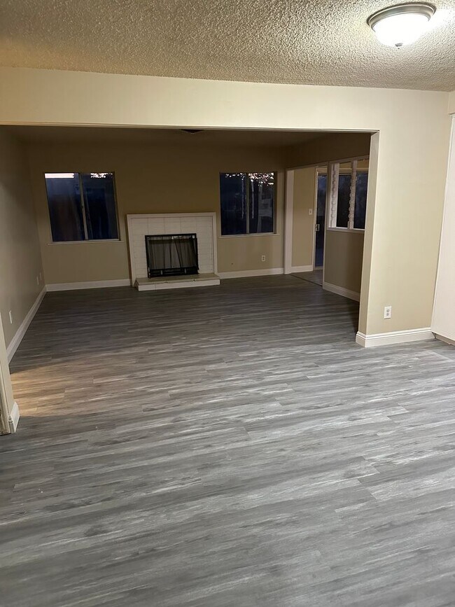 Building Photo - BARSTOW 3 bedroom 2 bath- 2 car garage HOME
