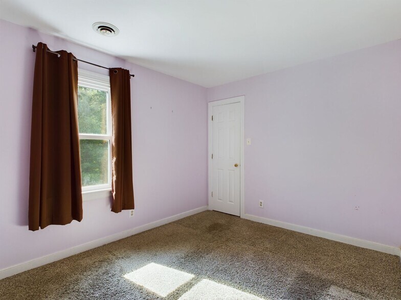 Building Photo - 404 Old Country Terrace