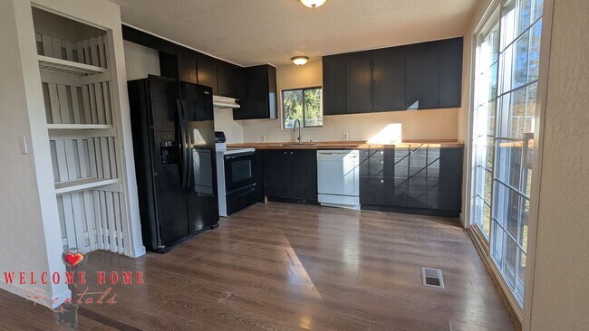 Building Photo - Huge fenced lot - bring your boat, trucks,...