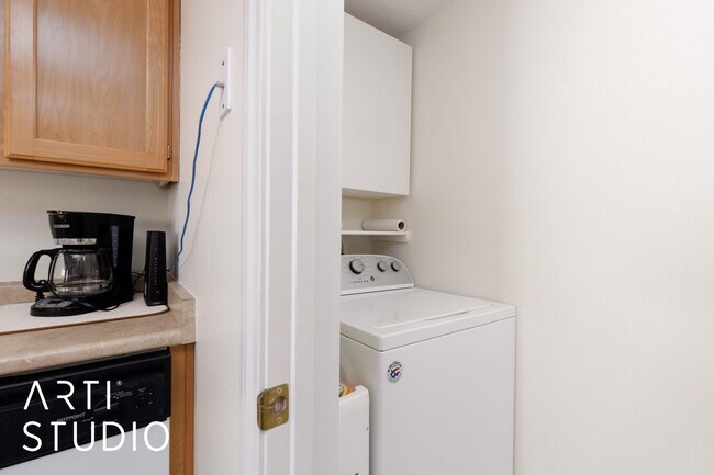 Building Photo - 2-bedroom 2-bathroom upstairs condo fully ...