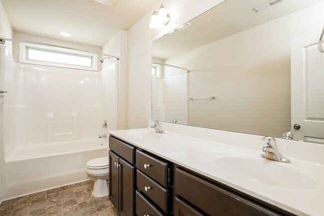 Building Photo - 255 Falcon Ct