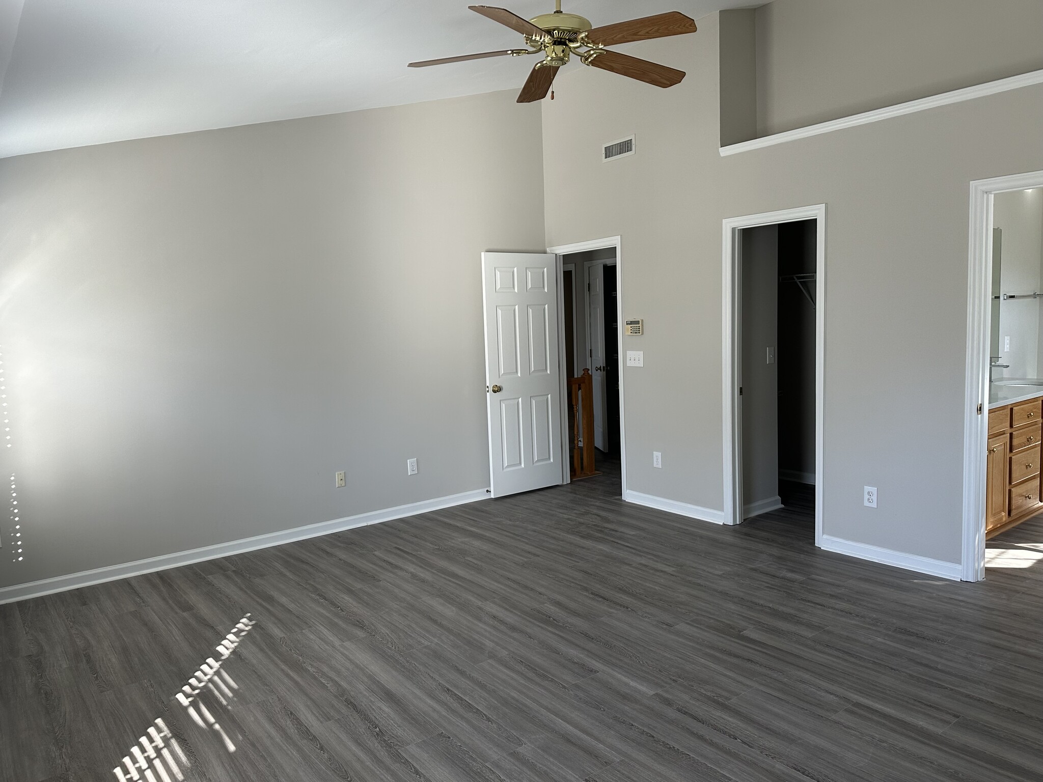 master bedroom - 110 Glenmore Rd