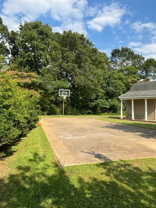 Building Photo - 3BR House with Community Pool