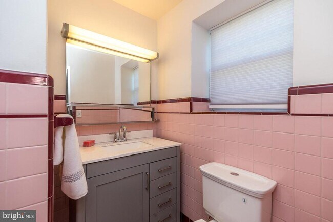 Building Photo - 932 Croton Rd