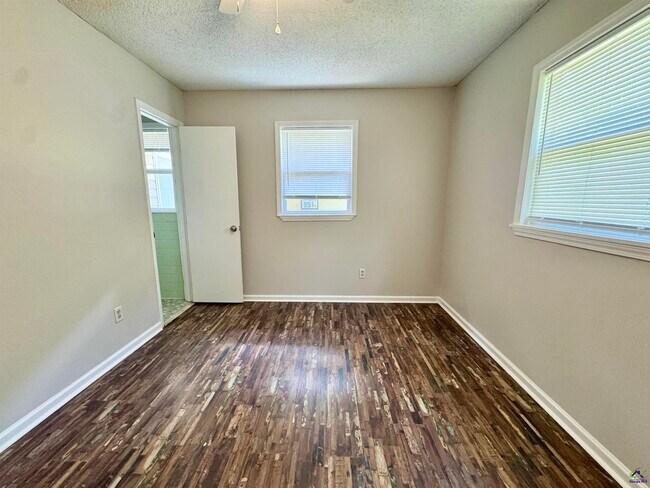 Building Photo - 102 Varee Dr