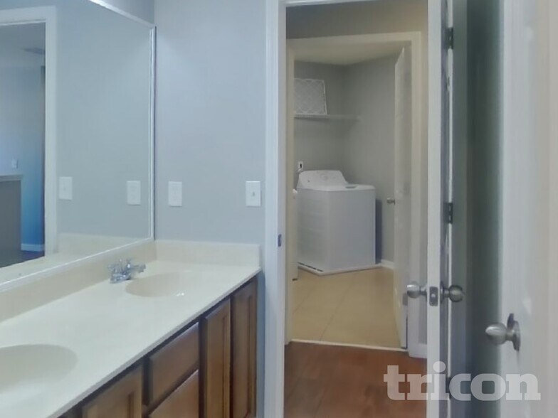 Building Photo - 4422 Fieldview Cir