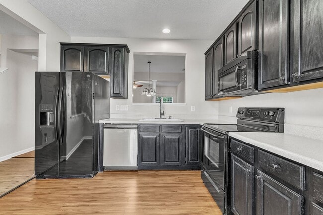 Building Photo - 3 Bedroom Brick Front Carraige Downs Townhome In Desirable Apex