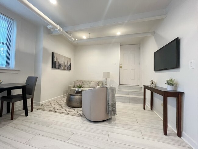 Building Photo - 3604 W Dickens Ave