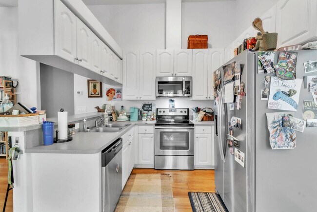 Building Photo - Beautiful 3 / 2 single family home across ...