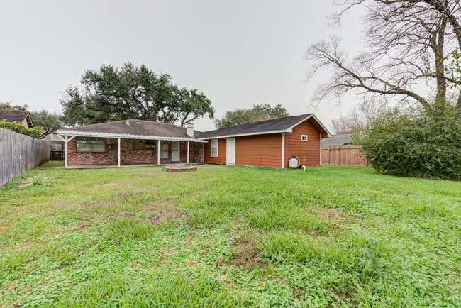 Building Photo - 2213 Baylor Dr