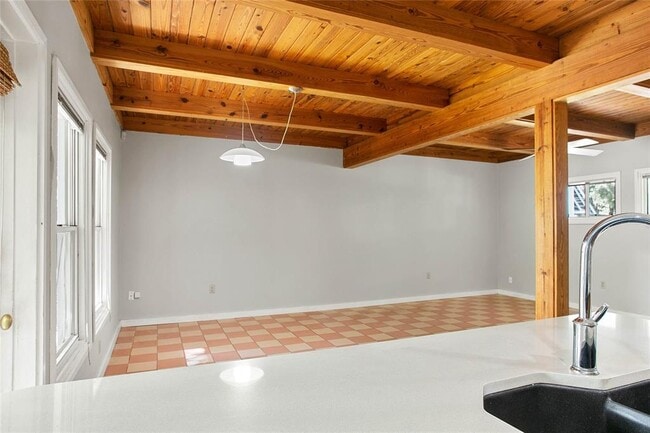 Building Photo - 754 N Westmoreland Dr