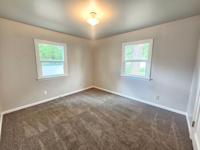 Building Photo - $1,895 - 3 Bed / 1 Bath Vintage Bungalow In North Spokane
