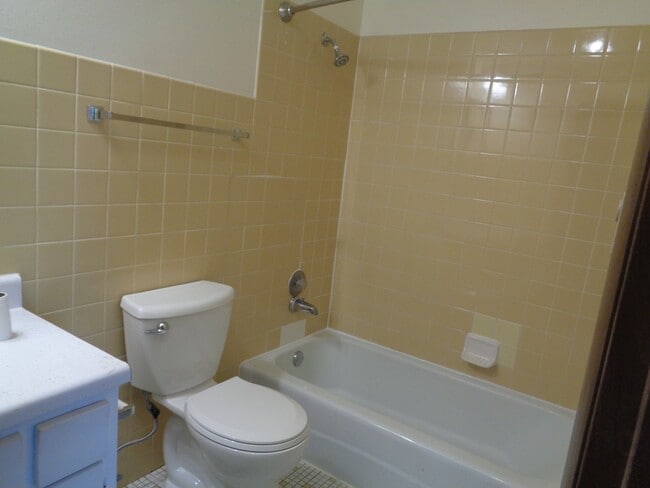 Building Photo - 112 Twin Oaks Dr
