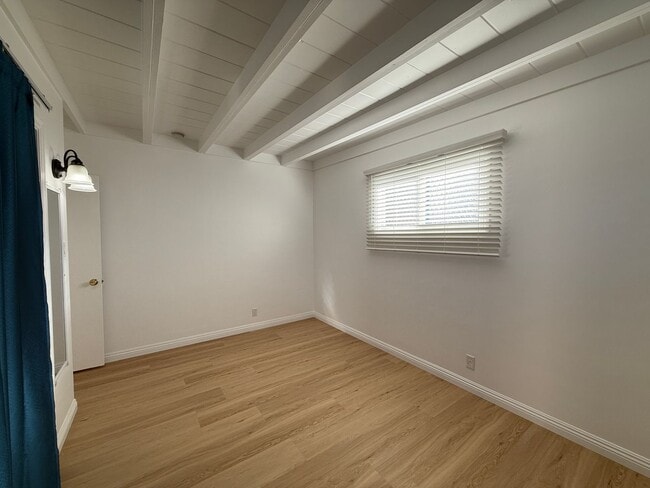 Building Photo - 1033-1035 Bath Lane