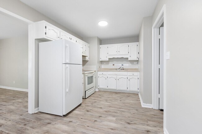 Building Photo - 211 Woodview Ave
