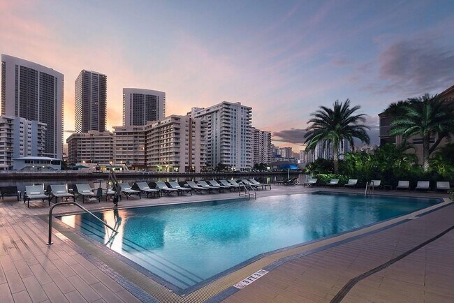 Building Photo - 2602 E Hallandale Beach Blvd