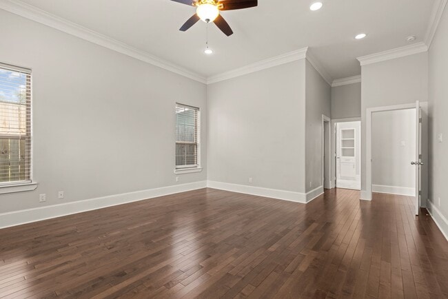 Building Photo - 8550 Ridgepoint Dr