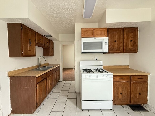 Building Photo - HOUSE...LARGE 3 Bedroom 2 Bath