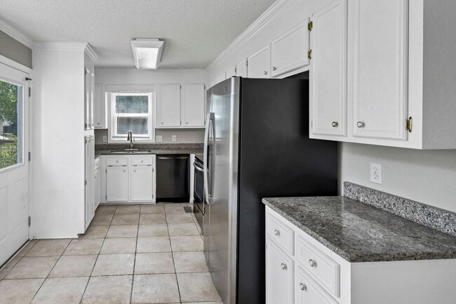 Building Photo - Refined 3-Bedroom Home with New LVP Flooring in Prime West Columbia Location!