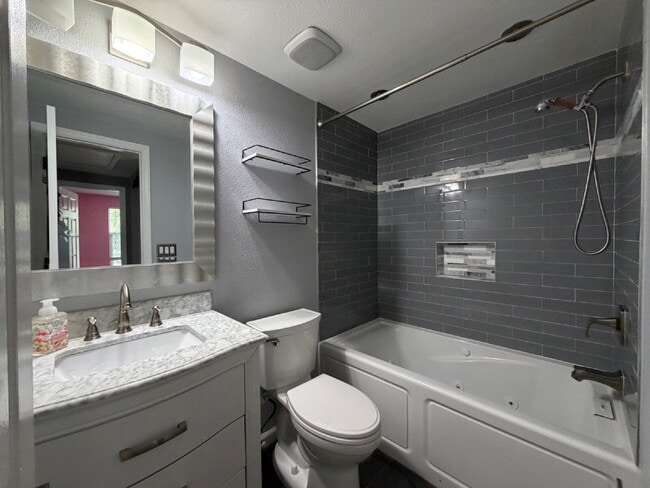 Building Photo - "Spacious 4-Bedroom Retreat with 2 Full Baths in Beautiful Seminole!"