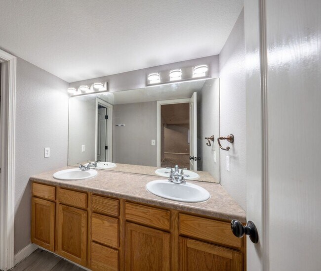 Building Photo - Stunning 4-bedroom, 3-bathroom home near Ft Carson!