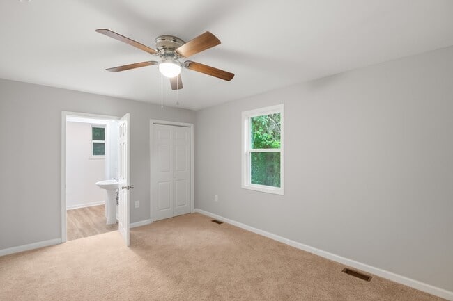 Building Photo - 102 Burdock Cir
