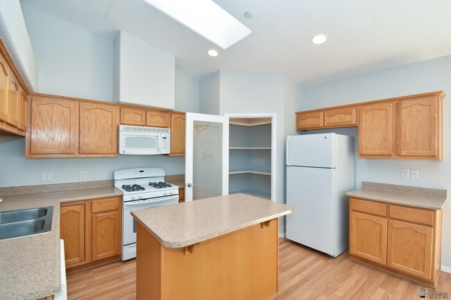 Building Photo - 9157 E 31st Ln