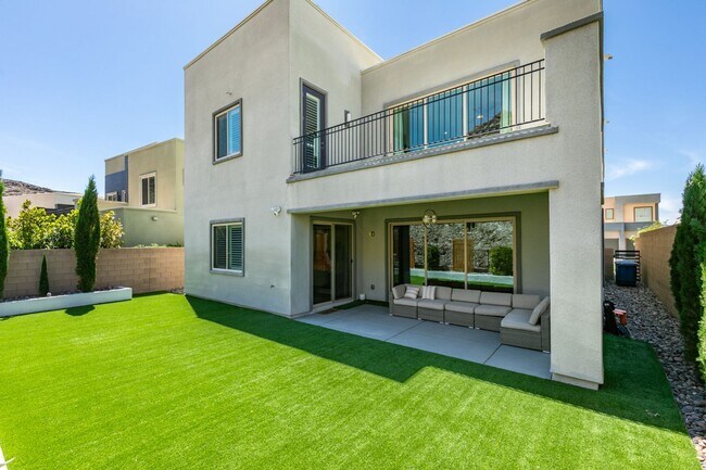 Building Photo - Luxury Rental with Mountain Views in Gated Henderson Community