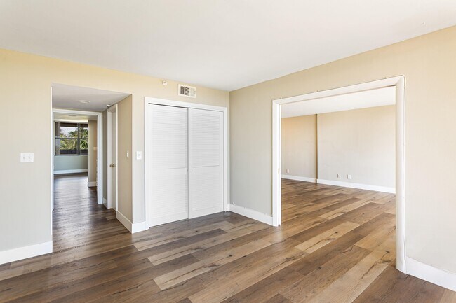 Building Photo - 1632 S Bayshore Ct