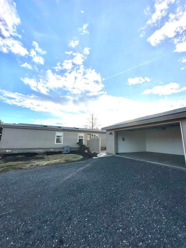 Building Photo - Light & bright single level home in NE Bend!