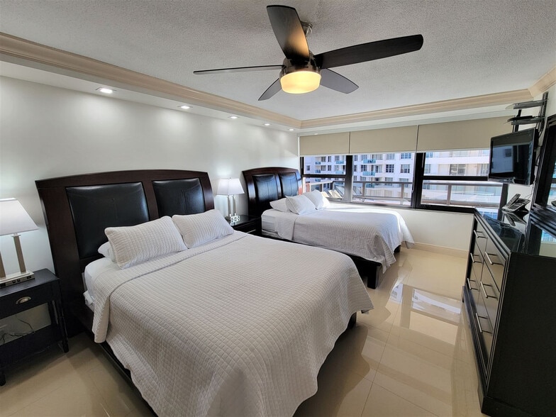 Building Photo - 5225 Collins Ave