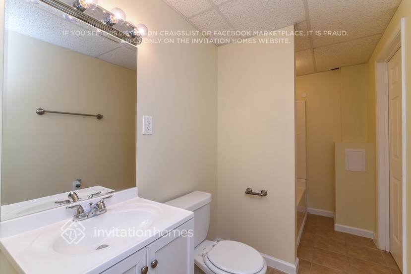 Building Photo - 430 Croftwood Close