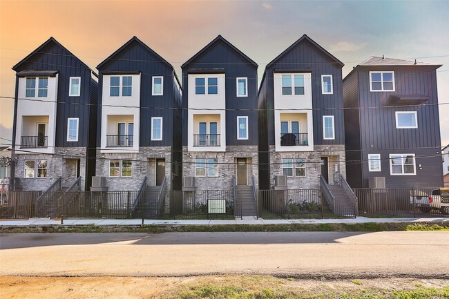 Building Photo - 1018A W 15th 1/2 St