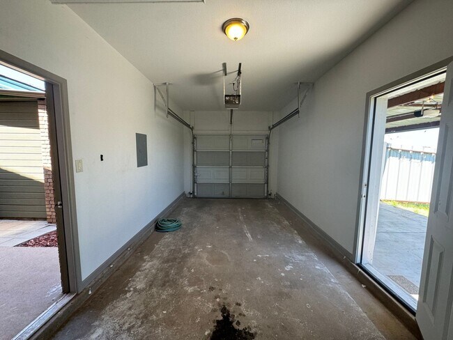 Building Photo - 2 Bed 2 Bath Town Home Available