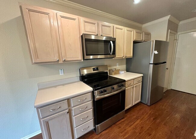 Building Photo - 3 BD/2.5 BA AVAILABLE IN GATED COMMUNITY I...