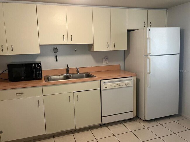 Building Photo - 8190 Fairways Cir