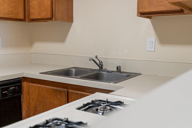 Interior Photo - 1070 Loma Ave