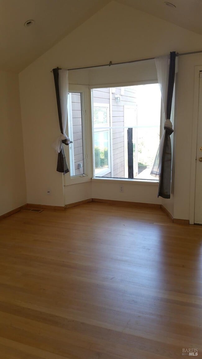 Building Photo - 230 Diviso St