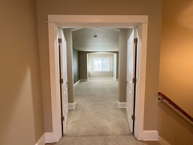 Building Photo - Bright & Airy Home with Granite Kitchen, V...
