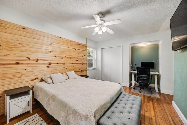 Building Photo - 404 E Alexander Ln