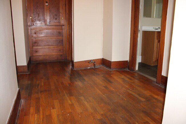 Building Photo - House for rent! 2 kitchens 3 Baths! Close ...