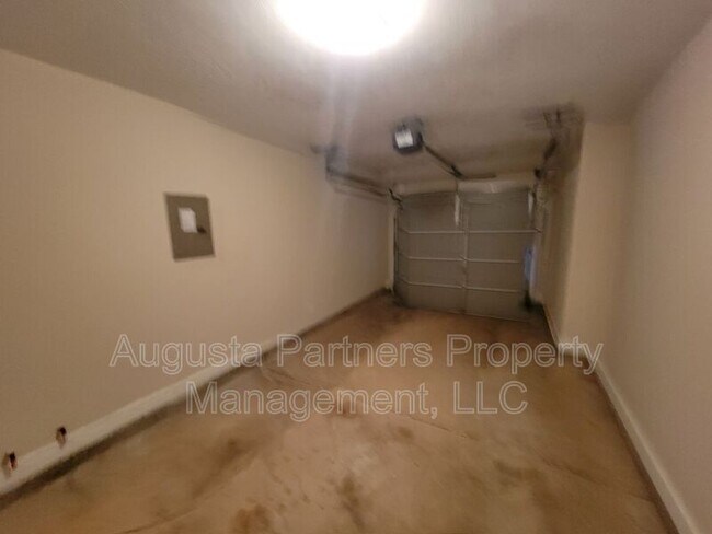 Building Photo - 640 Vista Dr