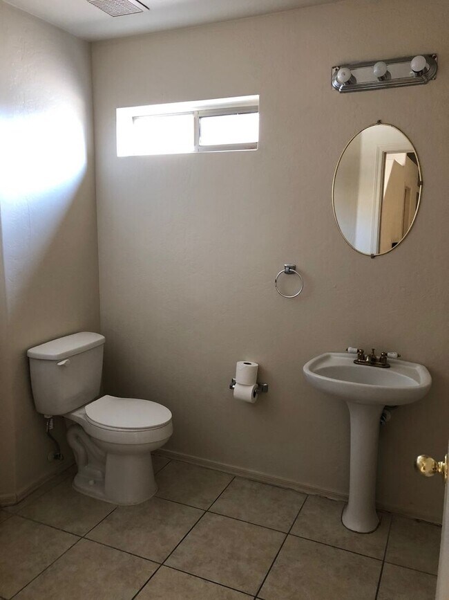 Building Photo - 3 Bedroom - 2 story corner lot - Glendale ...