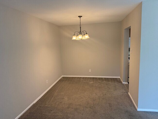 Building Photo - Bright & Spacious Condo in Sought-After Glenhardie Community