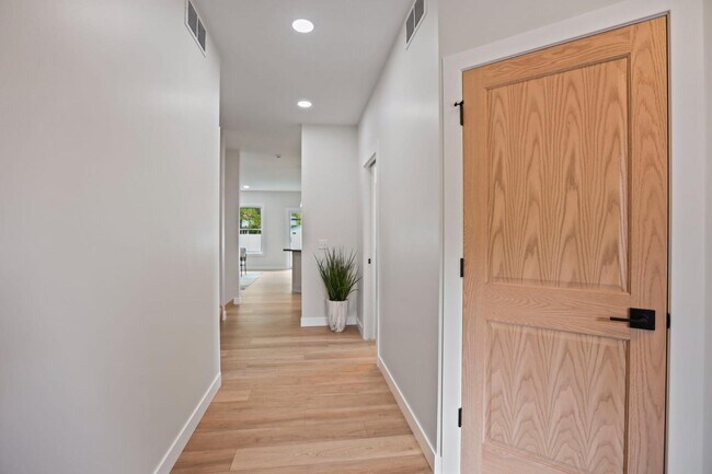 Building Photo - 614 6th St NW