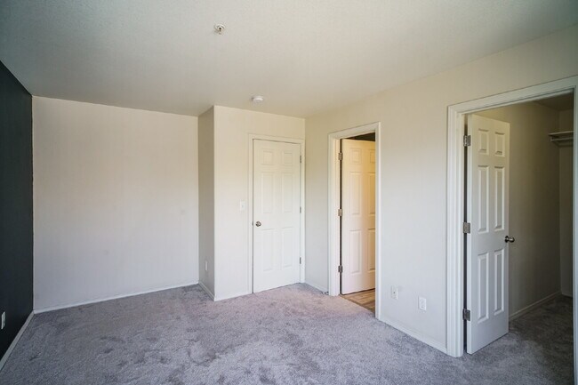 Building Photo - Charming Townhome Condo 3 Bedrooms / 2.5 B...