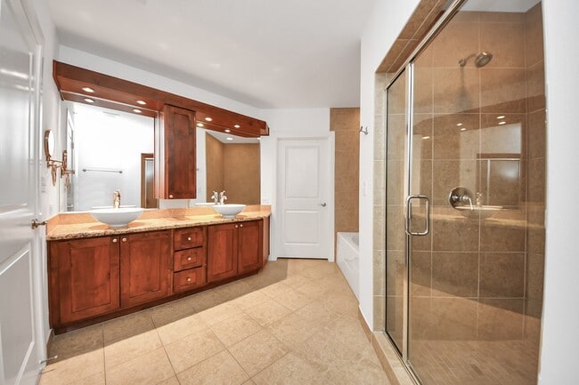 Building Photo - 1010 Rosine St