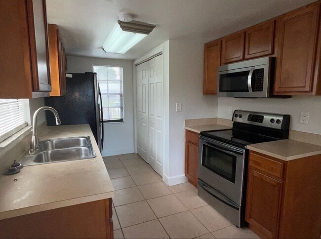 Building Photo - 3/2 Home Available now!