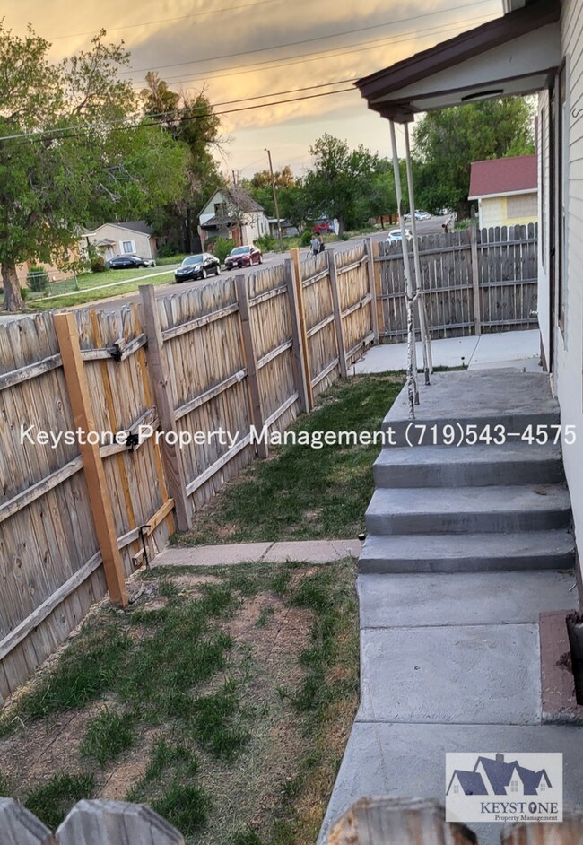 Building Photo - Pet Friendly! Small Dog Allowed - Duplex - 1 Bedroom/1 Bathroom/1 Car Garage for Storage  $875/$875