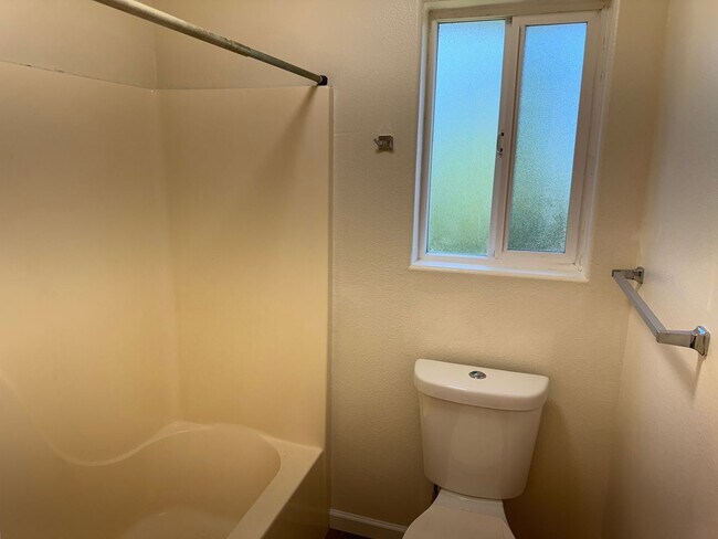 Building Photo - 4 bedroom 1.5 bathroom duplex | MOVE IN SPECIAL!